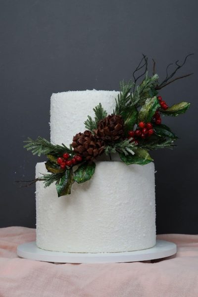 holly and pine cade decor astashkina cakes 1